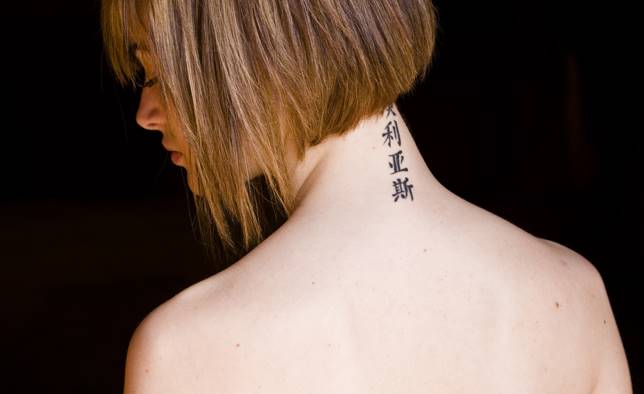 Tatuaje en cuello